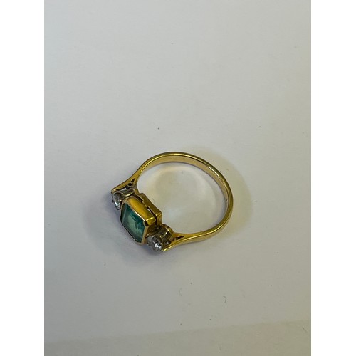 8 - AN ART DECO STYLE 18 CT GOLD GREEN STONE, LIKELY ZIRCON OR TOURMALINE AD DIAMON DRESS RING, DIAMONDS... 