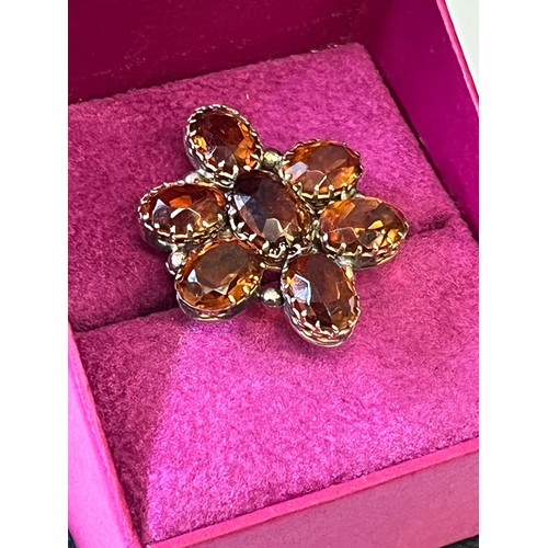 4 - A 9ct GOLD RING 7 CITRINE STONES AS A FLOWER, SIZE M WEIGHT 5.22GR TESTED NOT MARKED.