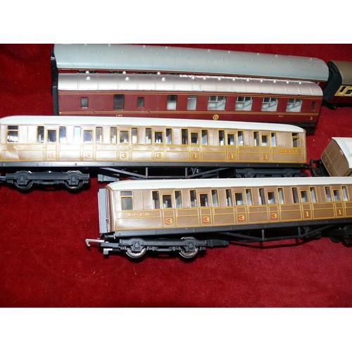 358 - Model railway 00 gauge coaches, 11x in total including Hornby & Triang.