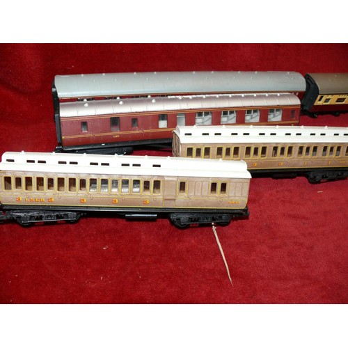 358 - Model railway 00 gauge coaches, 11x in total including Hornby & Triang.