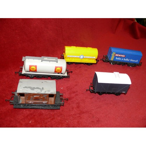 359 - 00 gauge Lima rail freight diesel (runs), 2x Hornby coaches, 5x freight including shell tanker etc. ... 