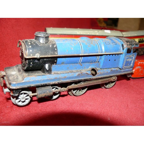 367 - Tin plate wind up mechanical model train with 2x carriages (Flying Scotsman) for repairs, together w... 