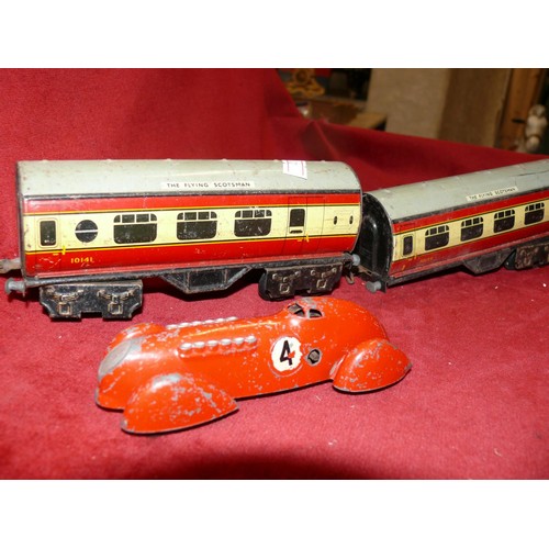 367 - Tin plate wind up mechanical model train with 2x carriages (Flying Scotsman) for repairs, together w... 