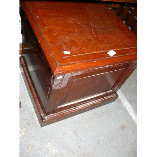 440 - 2x Victorian mahogany commode cabinets.