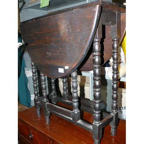 482 - Dark oak drop leaf gate leg occasional table.