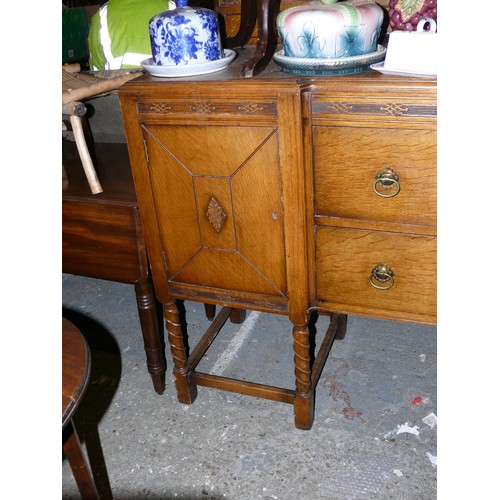 468 - Early-mid 20thC Beavan oak sideboard with barley twist legs, with cutlery drawer liner and key for l... 