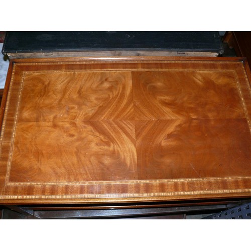 471 - Mahogany coffee table with decorative corner brackets and bookmatched veneered top.