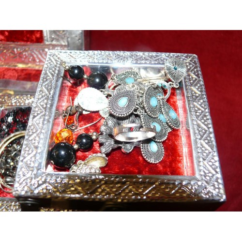 66 - LARGE BEAUTIFUL SILVER METAL JEWELLERY BOX WITH CONTENTS OF GOOD QUALITY AND VINTAGE JEWELLERY