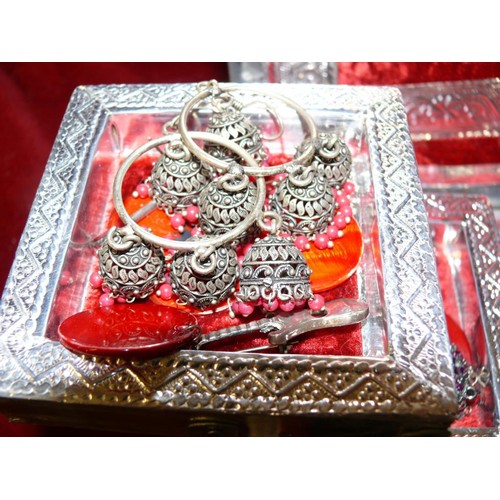 66 - LARGE BEAUTIFUL SILVER METAL JEWELLERY BOX WITH CONTENTS OF GOOD QUALITY AND VINTAGE JEWELLERY