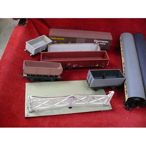 346 - TRAY OF 11 COACHES CONSISTING OF HORNBY AND LIMA, MAINLINE, AIRFIX PLUS SMALL COLLECTION OF GOODS WA... 