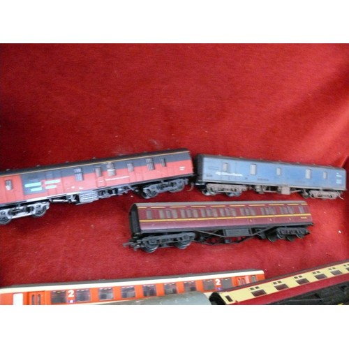 346 - TRAY OF 11 COACHES CONSISTING OF HORNBY AND LIMA, MAINLINE, AIRFIX PLUS SMALL COLLECTION OF GOODS WA... 