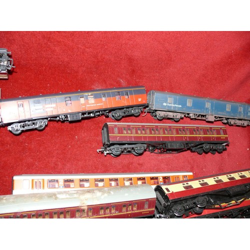 346 - TRAY OF 11 COACHES CONSISTING OF HORNBY AND LIMA, MAINLINE, AIRFIX PLUS SMALL COLLECTION OF GOODS WA... 