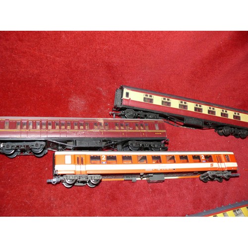 346 - TRAY OF 11 COACHES CONSISTING OF HORNBY AND LIMA, MAINLINE, AIRFIX PLUS SMALL COLLECTION OF GOODS WA... 