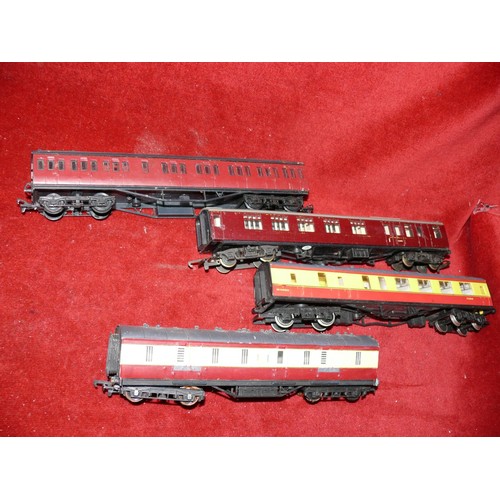 346 - TRAY OF 11 COACHES CONSISTING OF HORNBY AND LIMA, MAINLINE, AIRFIX PLUS SMALL COLLECTION OF GOODS WA... 