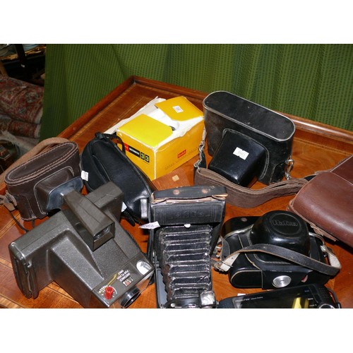 354 - SELECTION OF VINTAGE CAMERAS BY HALINA, SAMSUNG ETC PLUS A EPSOM DIGITAL CAMERA