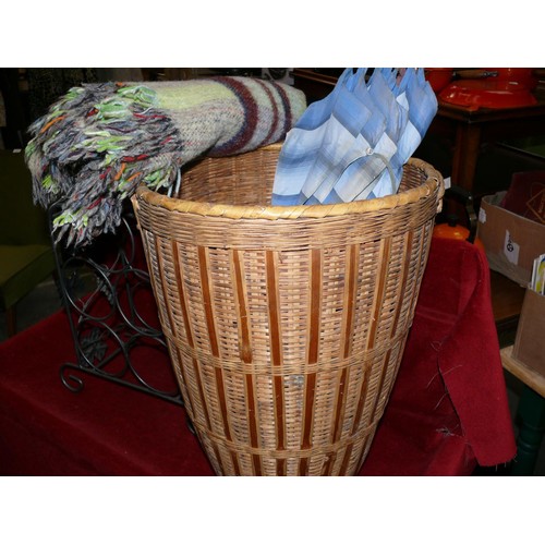 362 - MIXED LOT OF VINTAGE ITEMS TO INCLUDE WICKER BASKET, METAL WINE RACK, PICNIC BLANKET AND PARASOL WIT... 