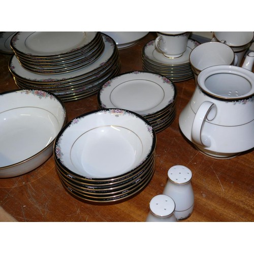 393 - NORITAKE LEGENDARY 'BELLE EXPRESS' DINNER & TEA SERVICE, INC PLATES, LIDDED TUREEN, BOWLS ETC