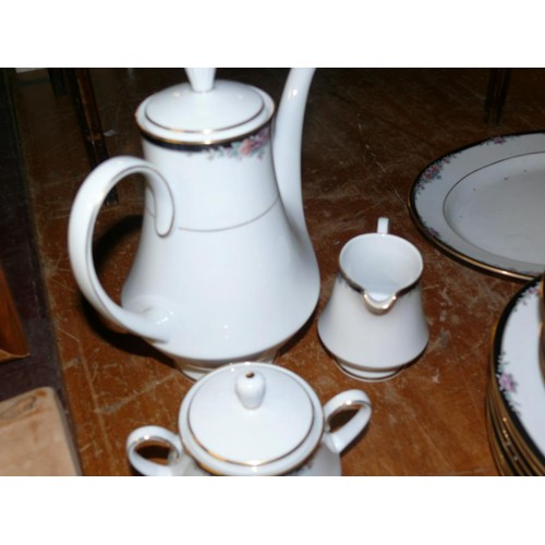 393 - NORITAKE LEGENDARY 'BELLE EXPRESS' DINNER & TEA SERVICE, INC PLATES, LIDDED TUREEN, BOWLS ETC