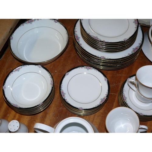 393 - NORITAKE LEGENDARY 'BELLE EXPRESS' DINNER & TEA SERVICE, INC PLATES, LIDDED TUREEN, BOWLS ETC