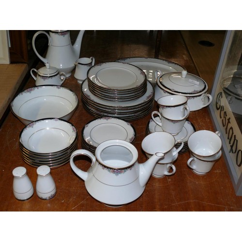 393 - NORITAKE LEGENDARY 'BELLE EXPRESS' DINNER & TEA SERVICE, INC PLATES, LIDDED TUREEN, BOWLS ETC