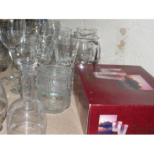 407 - SHELF OF MOSTLY DRINKING GLASSES INC CRYSTAL WHISKY GLASSES, BOXED SET 6 WHISKY TUMBLERS BY ENCHANTE... 