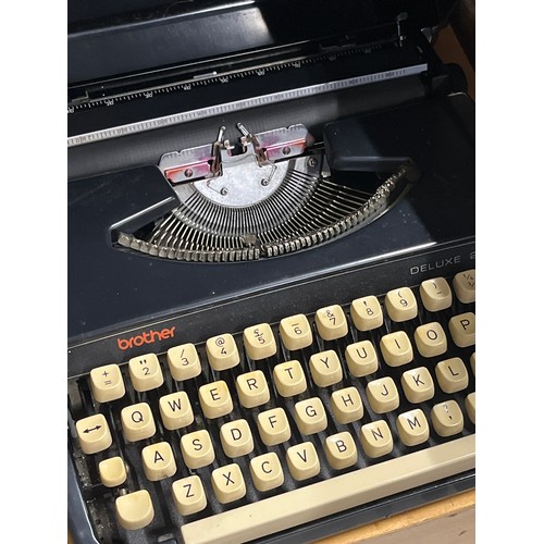 250 - VINTAGE BROTHER TYPEWRITER DELUXE 220