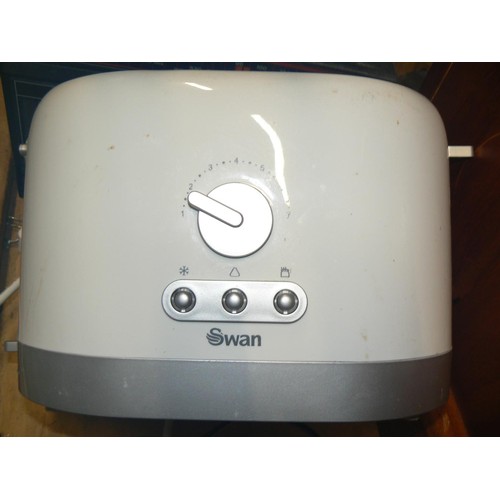 291 - HITACHI RADIO, A CD PLAYER AND A TOASTER