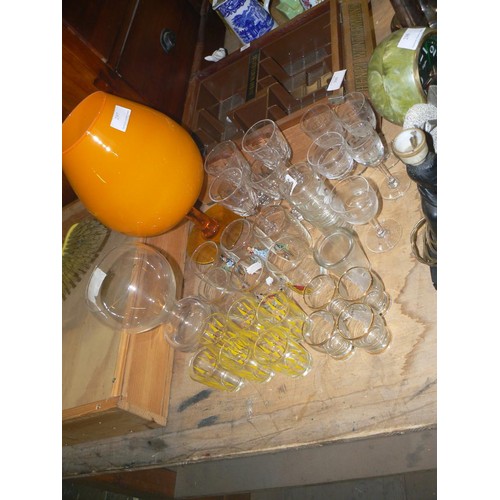 297 - SELECTION OF VINTAGE GLASSWARE TO INCLUDE LARGE ORANGE BRANDY GLASS