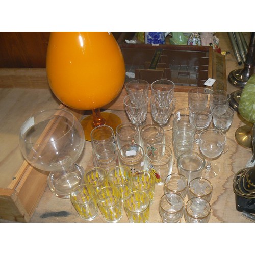 297 - SELECTION OF VINTAGE GLASSWARE TO INCLUDE LARGE ORANGE BRANDY GLASS