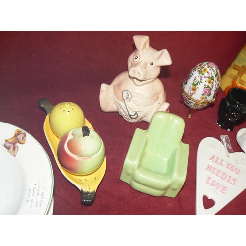 302 - SELECTION OF DECORATIVE CHINA ITEMS TO INCLUDE AN ART DECO ARTHUR WOOD JUG, WADE NATWEST PIG, CARLTO... 