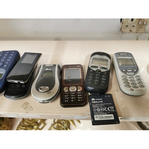 79 - LARGE COLLECTION OF MOBILE PHONES TO INCLUDE NOKIA, SAMSUNG, BLACKBERRY, SONY ERICSSON ETC