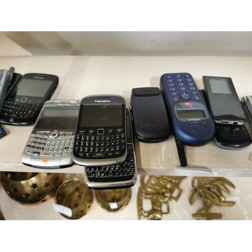 79 - LARGE COLLECTION OF MOBILE PHONES TO INCLUDE NOKIA, SAMSUNG, BLACKBERRY, SONY ERICSSON ETC