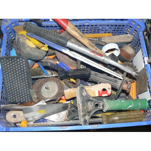 311 - 2 TRAYS OF TOOLS TO INCLUDE CHALKLINE, SCRAPERS, WIRE BRUSHES, SCREWDRIVERS ETC