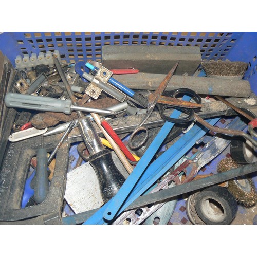 313 - 2 TRAYS OF VARIOUS TOOLS TO INCLUDE FIES, SAWS, WIRE BRUSHES ETC