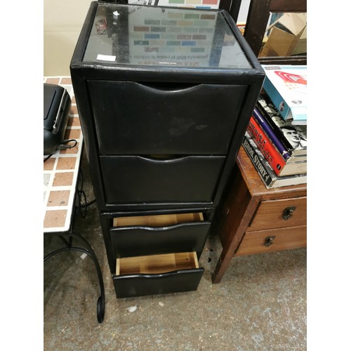 463 - A PAIR OF 2 DRAWER BLACK LEATHER EFFECT BEDSIDE TABLES WITH GLASS TOPS