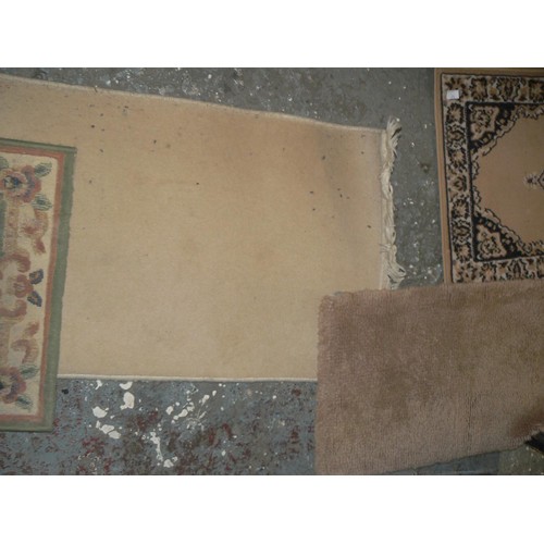 322 - QUANTITY OF GOOD QUALITY RUGS IN VARIOUS DESIGNS, SOME MATCHING