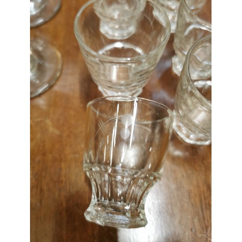 469 - SET OF 8 PHEASANT DESIGN GLASSES AND AN ETCHED GLASS DECANTER WITH 6 MATCHING GLASSES