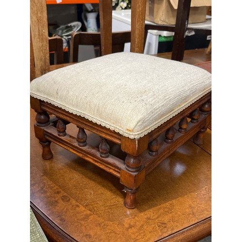 476 - SMALL VICTORIAN FOOTSTOOL WITH PADDED TOP