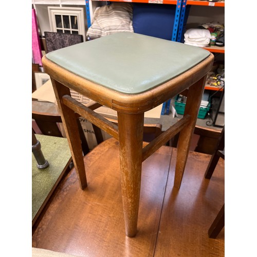 477 - RETRO WOODEN BAR STOOL WITH GREEN LEATHER TOP