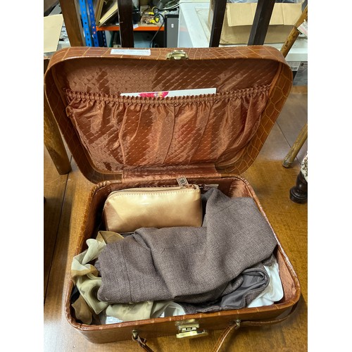 478 - SMALL VINTAGE TRAVEL CASE WITH CONTENTS OF LADIES ITEMS