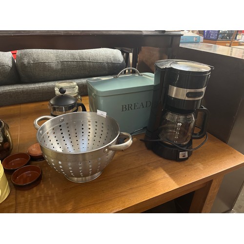 489 - LARGE MIXED LOT OF KITCHENWARE AND HOUSEHOLD TO INCLUDE DELONGHI COFFEE MAKER, ENAMEL BREAD BIN, PLA... 