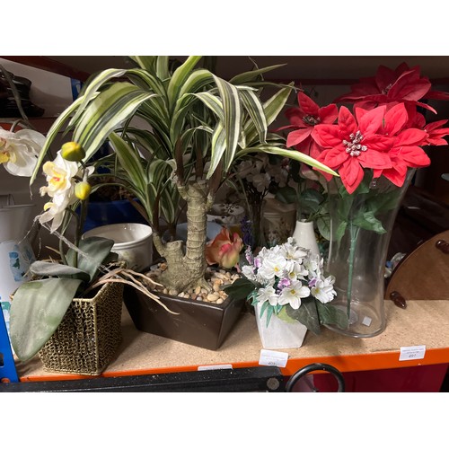 497 - SHELF OF MIXED ITEMS TO INCLUDE ATIFICIAL PLANTS AND FLOWERS, VASES, POTS, WALL DISPLAY CABINET, CHI... 