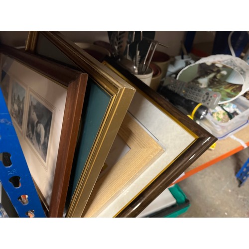 501 - SHELF OF MIXED ITEMS TO INCLUDE PLANT POTS, ENAMEL JUG, FRIDGE MAGNETS, PICTURES, CHINA, BIRD PAQUES... 