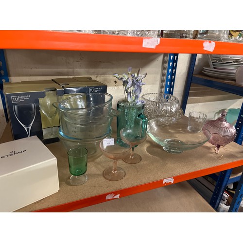 408 - SELECTION OF GLASSWARE TO INCLUDE NEW WINE GLASSES, FRUIT BOWLS, PYREX DISHES, JUGS ETC