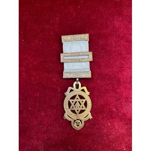 47 - Masonic Royal Arch Chapter gilted jewel medal with clasp.