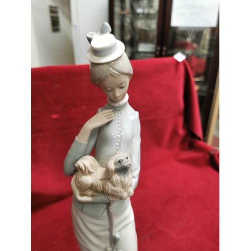 381 - VITAGE LLADRO PORCELAIN FIGURINE A WALK WITH THE DOG 4893