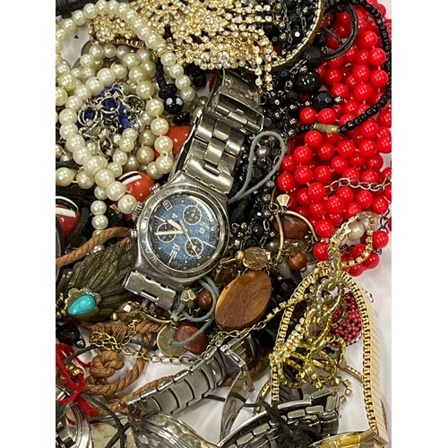 56 - TRAY OF VERY NICE GOOD QUALITY COSTUE JEWELERY TO INCLUDE WATCHES, PEARLS, BEADS, DIAMANTE NECKLACES... 