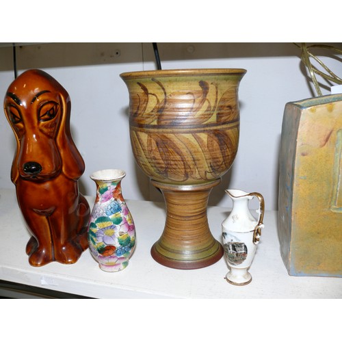 92 - A SELECTION OF POTTERY ITEMS TO INCLUDE A TREACLE GLAZED DOG, JERSEY POTTERY VASE, VINTAGE SLAB VASE... 