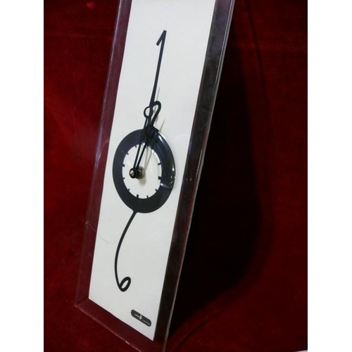 122 - MODERN GLASS ART CARNEOL WALL CLOCK