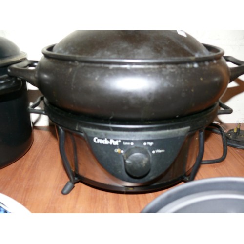 185 - JOBLOT OF KITCHENWARE TO INCLUDE ELECTRIC CROCK POT, CASSEROLE DISH WITH LID, CAKE TINS, DECORATIVE ... 